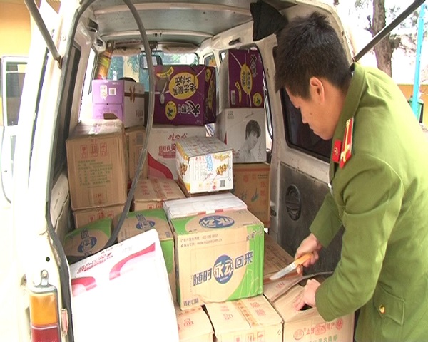 Lạng Sơn: Thu giữ lô hàng thực phẩm lậu các loại - Hình 1