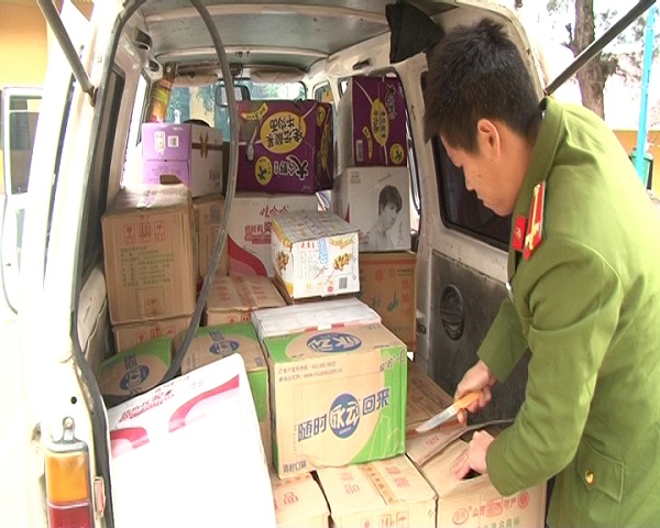 Lạng Sơn: Thu giữ lô hàng thực phẩm lậu các loại