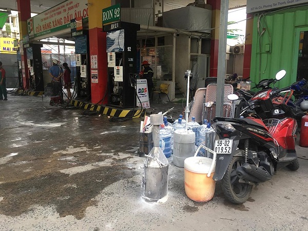 Cháy cây xăng, nhiều khách hàng bỏ xe tháo chạy