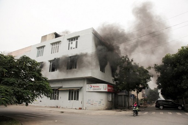 TP. Hạ Long (Quảng Ninh): Cháy lớn tại xưởng gara ô tô - Hình 1