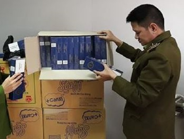 700 “cây” thuốc lá ngoại nhập lậu được ngụy trang bằng hộp thực phẩm
