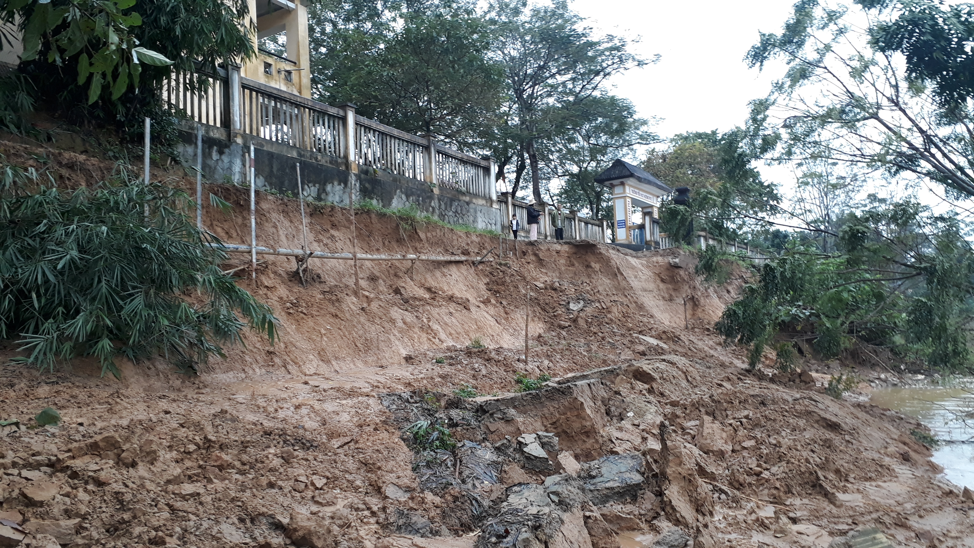 Huế: Bờ sông sạt lở kéo dài, người dân tố cát tặc là thủ phạm