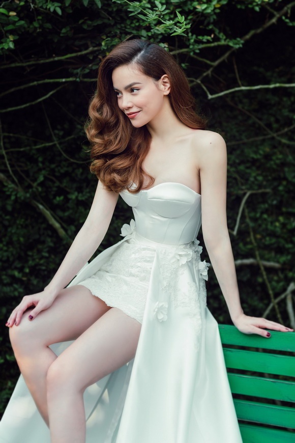 Sau công khai tình cảm với Kim Lý, Hồ Ngọc Hà khoe ảnh thử trang phục váy cưới - Hình 3