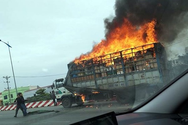 Xe tải cháy dữ dội trên cầu Đông Trù, hàng hoá bị thiêu rụi hoàn toàn - Hình 1