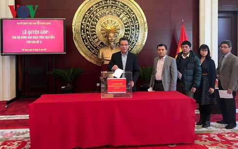 Đại sứ quán Việt Nam tại Trung Quốc quyên góp ủng hộ đồng bào bị bão lụt - Hình 2