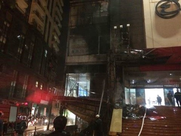 Hà Nội: Ngọn lửa bùng cháy bên ngoài Big C Hà Đông