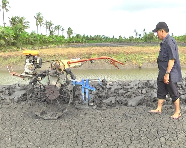 Cà Mau: Nông dân chế tạo thành công máy cày cải tạo đất nuôi tôm - Hình 1
