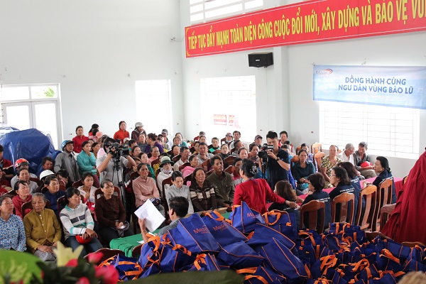 Masan Consumer tặng quà cho ngư dân tỉnh Khánh Hoà bị ảnh hưởng bởi bão số 12 - Hình 1