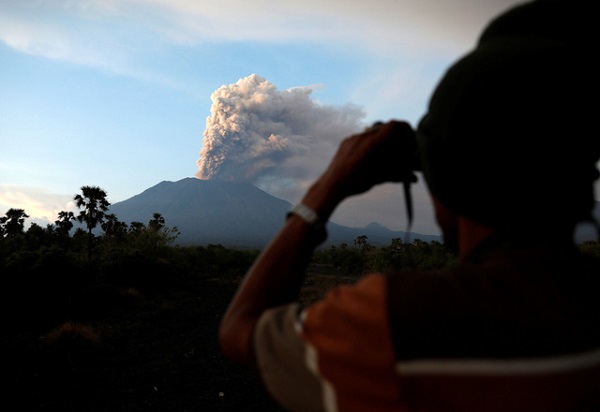 Indonesia kéo dài thời gian đóng cửa sân bay Bali do núi lửa - Hình 1