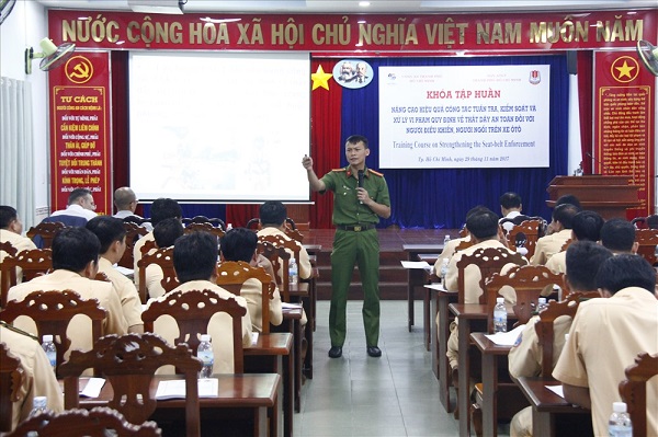 TP. HCM: Ngồi sau ô tô không thắt dây an toàn sẽ bị phạt từ 1/1/2018 - Hình 1