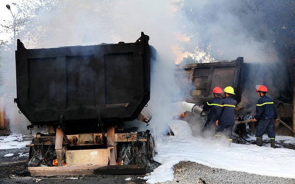 Cẩm Khê (Phú Thọ): Xe tải bốc cháy nghi ngút vì tai nạn giao thông - Hình 4