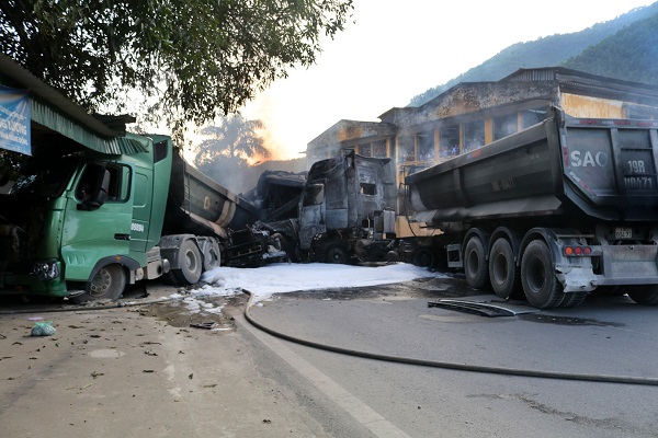 Cẩm Khê (Phú Thọ): Xe tải bốc cháy nghi ngút vì tai nạn giao thông - Hình 1