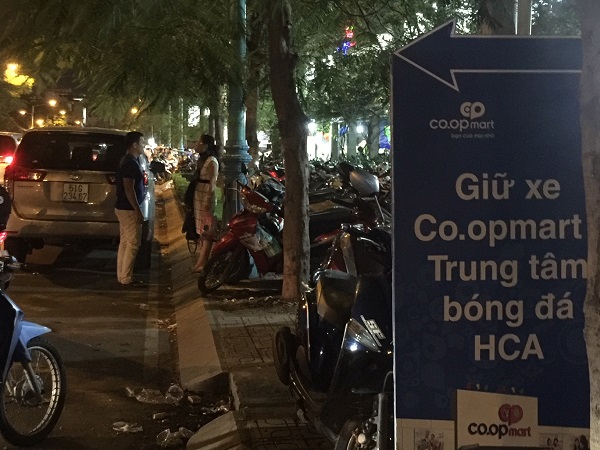 Siêu thị Co-opmart: Chiếm dụng vỉa hè, lề đường làm bãi giữ xe
