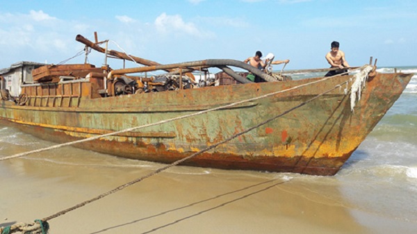 Quảng Nam: Phát hiện một tàu sắt bị đánh dạt vào bờ biển Hà My Đông - Hình 1