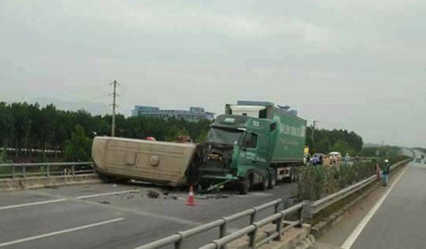 Xe container tông mạnh từ phía sau, xe khách lật ngang trên cao tốc