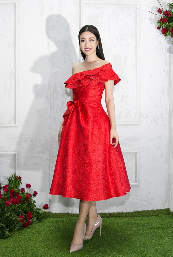 Dàn hoa hậu Việt đọ sắc trên thảm đỏ chúc mừng NTK Lê Thanh Hòa - Hình 1