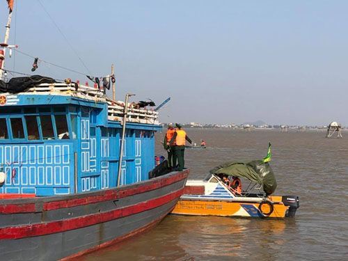 Hoằng Hóa (Thanh Hóa): Bắt giữ nhiều tàu khai thác cát trái phép