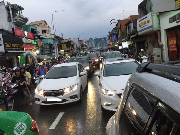 Grab taxi – Cước báo một đường, tài xế “hét” giá một nẻo