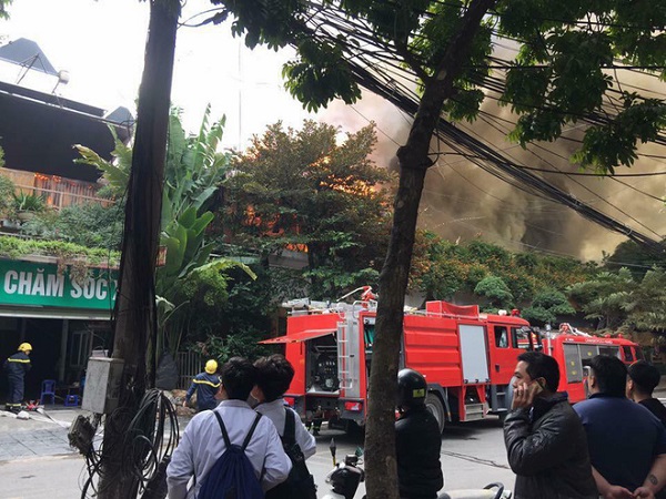 Hà Nội: Cháy lớn ở quán cà phê, nhiều người hoảng loạn chạy thoát thân - Hình 3