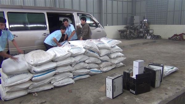 Quảng Trị: Phát hiện xe khách vận chuyển rượu ngoại, đường nhập lậu