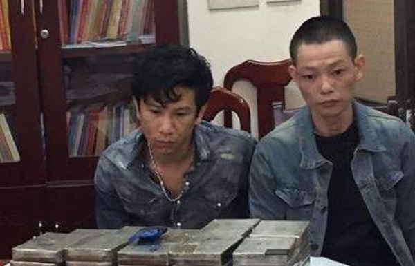 Bắt giữ hai đối tượng dùng xe bán tải để cất giấu 47 bánh heroin