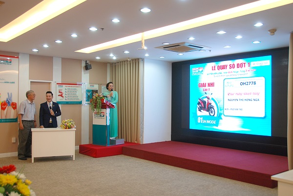 Kienlongbank quay số để xác định 22 khách hàng trúng thưởng đợt 2