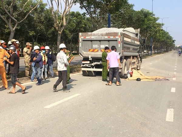 TP. Hồ Chí Minh: Xe máy lao vào đuôi xe ben, hai người tử vong - Hình 1