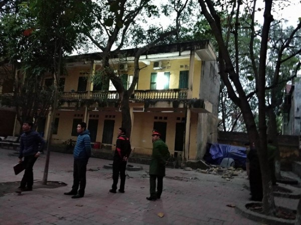 Bắc Ninh: Sập lan can, 16 học sinh nhập viện - Hình 1