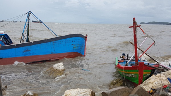 Quảng Bình: Cứu thành công 6 ngư dân trên tàu đánh cá bị chìm - Hình 1