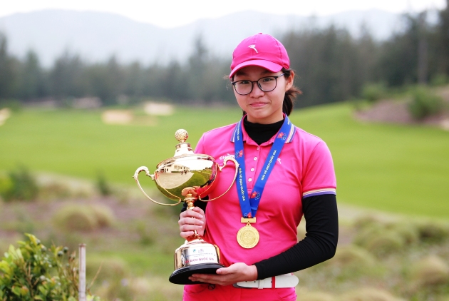 Nữ golfer 14 tuổi Đoàn Xuân Khuê Minh đã đi vào lịch sử làng golf nữ Việt Nam