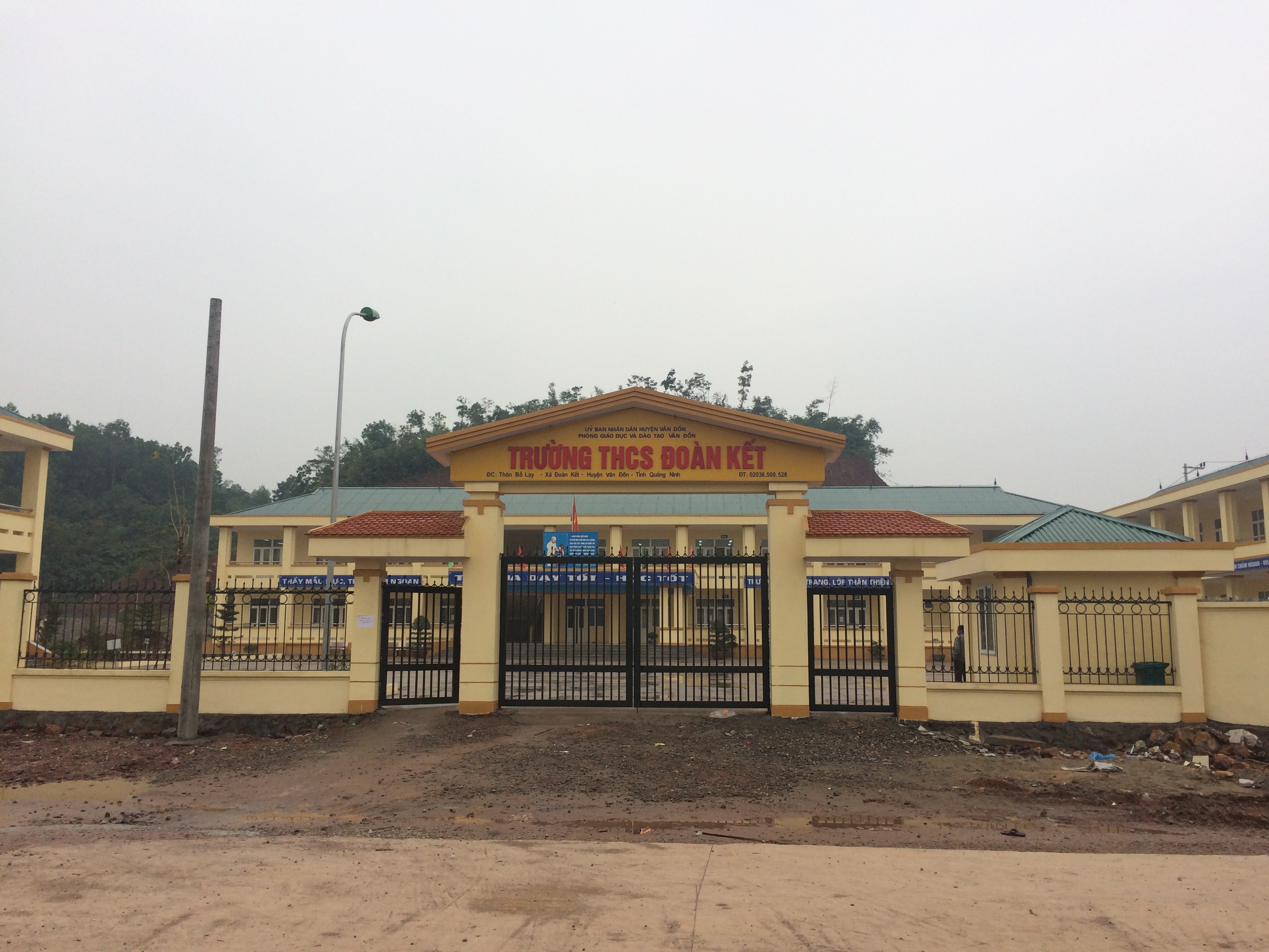 Quảng Ninh: Công trình chưa bàn giao đã nứt toác, chính quyền nói... “đạt”?