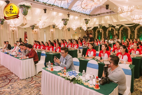 Thí sinh Hoa khôi sinh viên tươi tắn rạng ngời chuẩn bị cho đêm chung kết