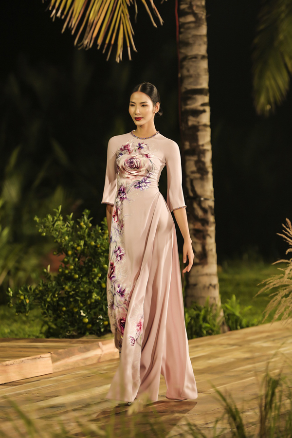 Á hậu Trương Thị May làm vedette trong show diễn áo dài của NTK Đinh Văn Thơ - Hình 9