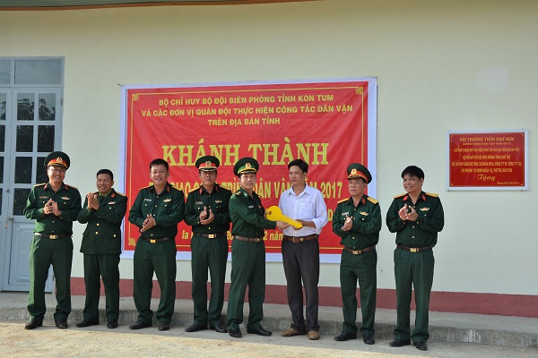 Bộ đội Biên phòng Kon Tum: Bàn giao công trình dân vận năm 2017 - Hình 1