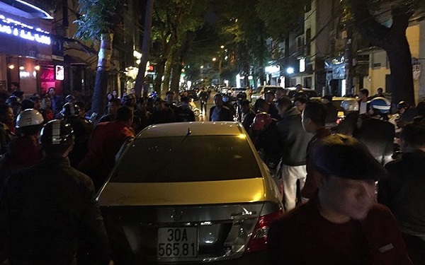 Hà Nội: “Xe điên” gây tai nạn liên hoàn, tài xế gọi người mang dao đến hiện trường