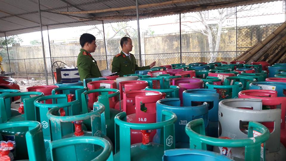 Hà Tĩnh: Bắt quả tang một cơ sở tàng trữ ga trái phép