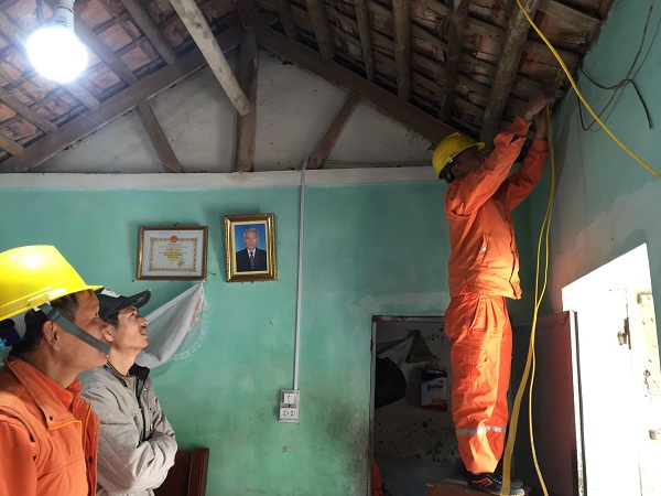 Công ty Điện lực Hải Dương tặng quà cho gia đình hộ nghèo và chính sách