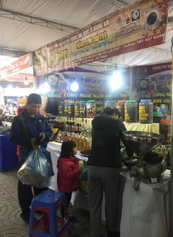 Hội chợ Xuân Cẩm Phả (Quảng Ninh): Thu hút hàng trăm người mua sắm - Hình 3