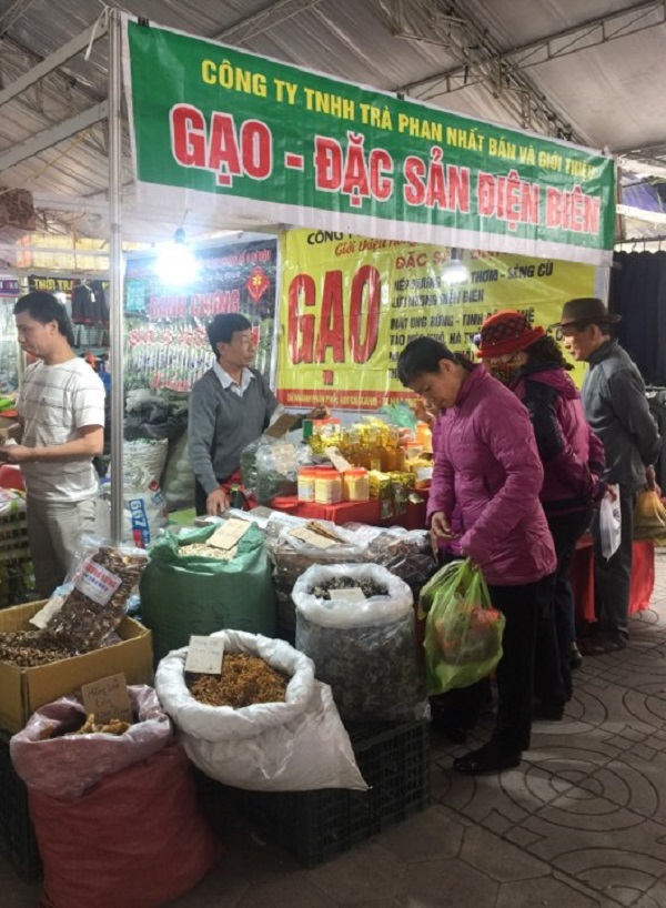 Hội chợ Xuân Cẩm Phả (Quảng Ninh): Thu hút hàng trăm người mua sắm - Hình 2