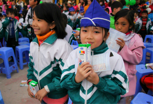 Quỹ sữa vươn cao Việt Nam đem niềm vui đến trẻ em tỉnh Hưng Yên - Hình 3