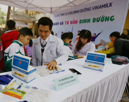 Quỹ sữa vươn cao Việt Nam đem niềm vui đến trẻ em tỉnh Hưng Yên - Hình 4