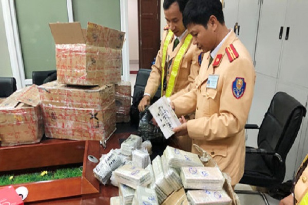 Quảng Ninh: Thu giữ gần 900 điện thoại nhập lậu - Hình 1