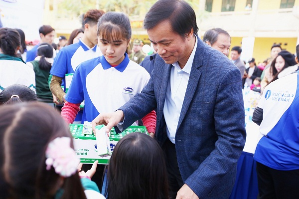 Quỹ sữa vươn cao Việt Nam đem niềm vui đến trẻ em tỉnh Hưng Yên - Hình 1