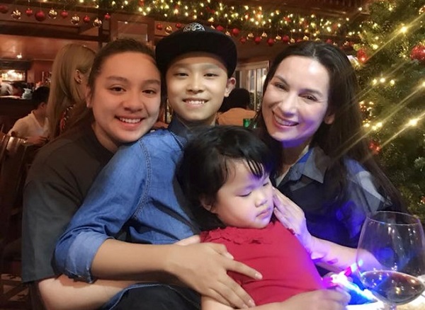 Con gái Phi Nhung lần đầu về Việt Nam đón Giáng sinh cùng mẹ