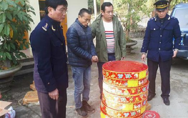 Lào Cai: Bắt giữ đối tượng và 136 kg pháo Trung Quốc nhập lậu