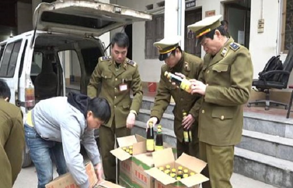 Lạng Sơn: Bắt giữ 2 xe ô tô chở thực phẩm nhập lậu - Hình 1