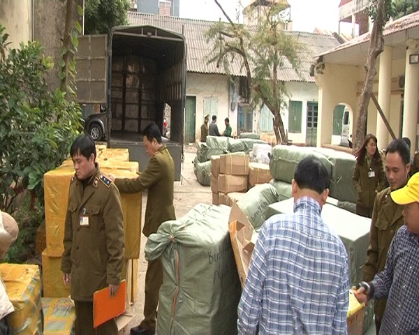 Lạng Sơn: Bắt giữ xe ô tô vận chuyển gần 3 tấn hàng lậu các loại - Hình 1