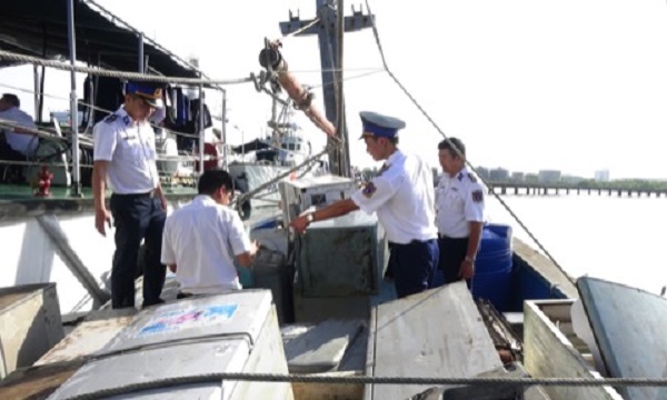 Cảnh sát biển 3 bắt giữ tàu cá chở hàng điện tử không rõ nguồn gốc - Hình 1