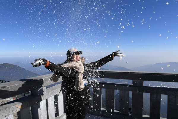 Du khách đổ về Sun World Fansipan Legend trải nghiệm “thiên đường tuyết rơi” - Hình 3