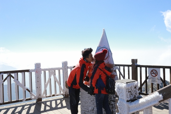Du khách đổ về Sun World Fansipan Legend trải nghiệm “thiên đường tuyết rơi” - Hình 4